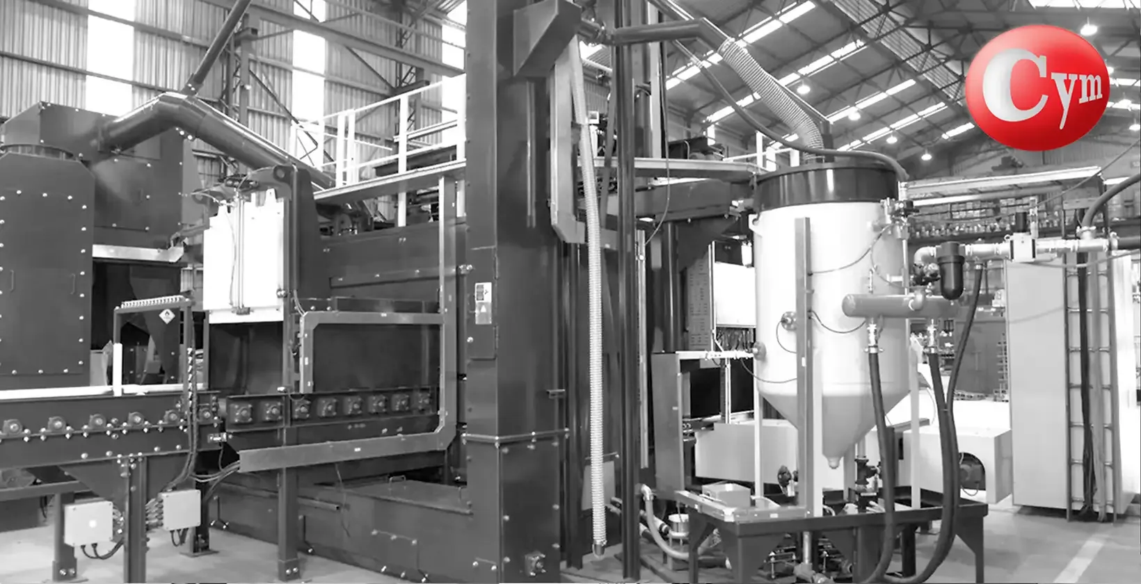 Cuarto granallado automático CYM con manipulador boquillas 3 ejes — vista lateral FAT — tolva CY500P