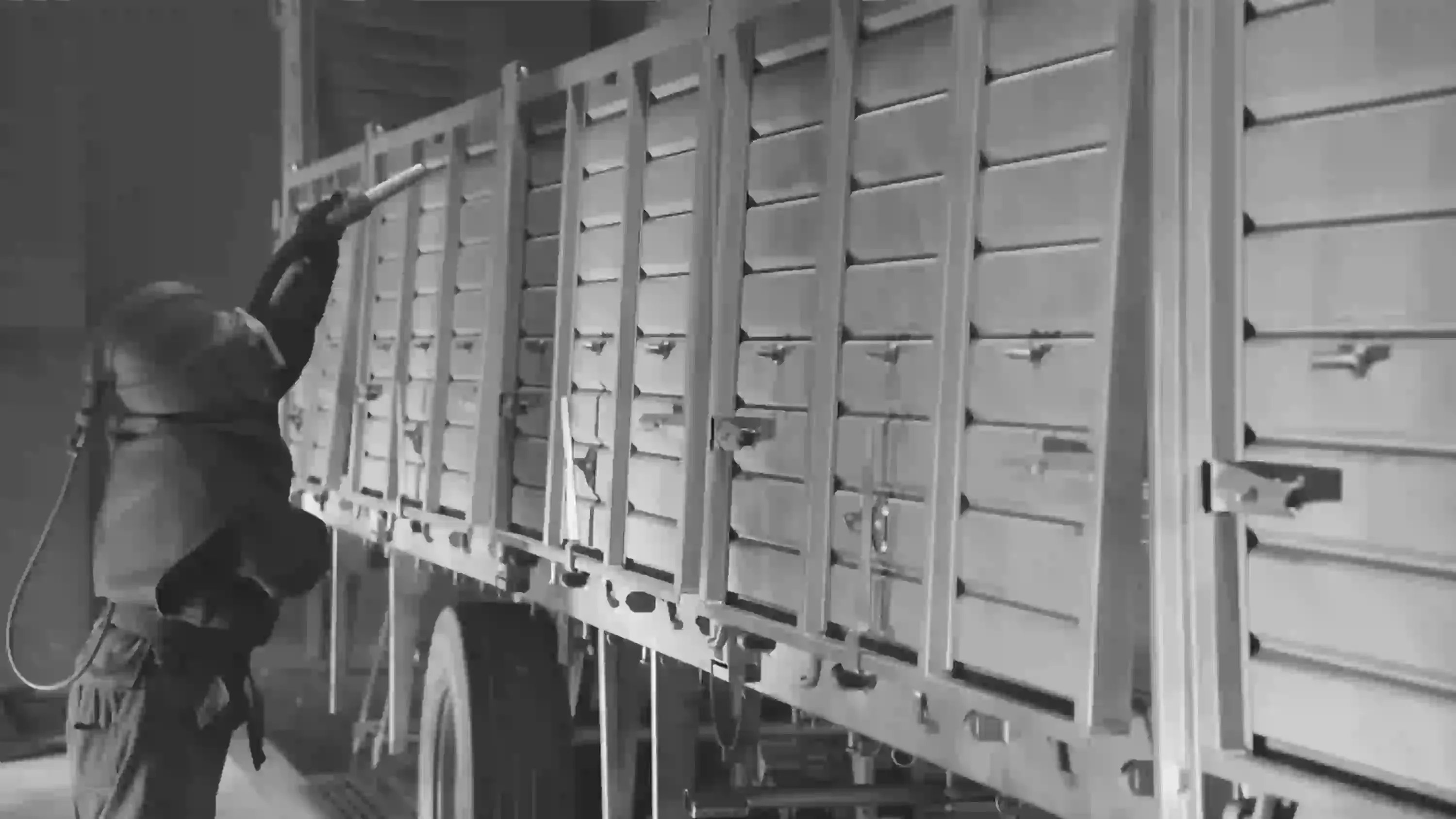 Manual blast room for trucks and heavy equipment