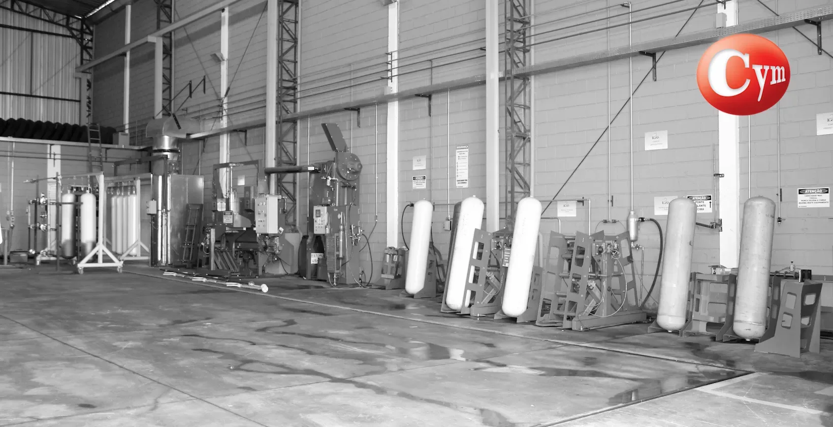 Línea auxiliar CYM Materiales para revisión de cilindros GNC: cámara venteo CVG-100L, prensa PD-1 y mesas basculantes.