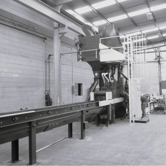 Shot blasting aluminium profiles before anodizing