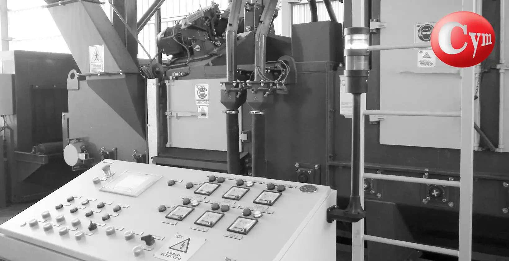CYM CH 2.5H plate blaster control panel with blast cabinet and blast wheels in background – automatic spray guns visible · Astillero Paraná Sur, Argentina