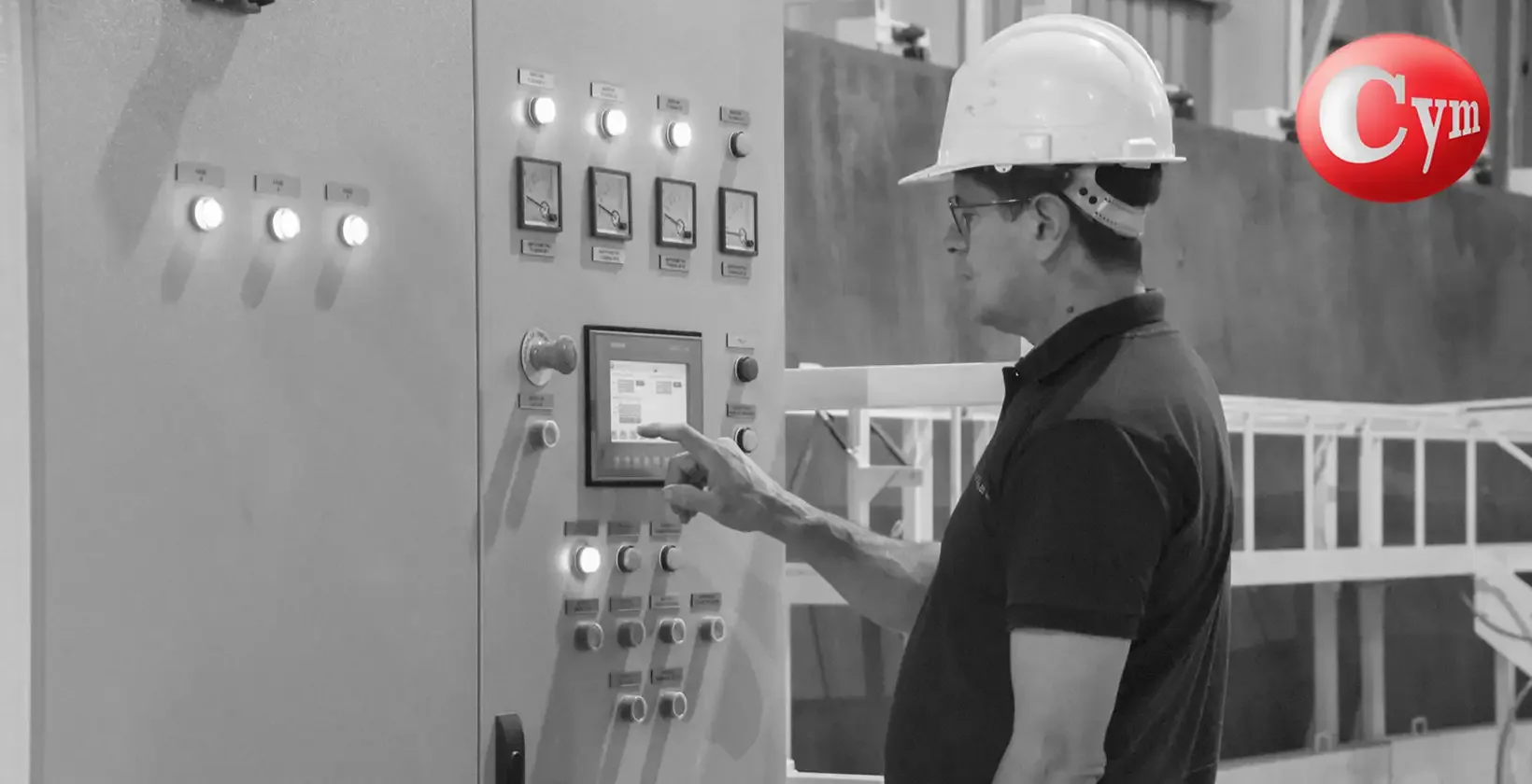 Operator using touchscreen HMI control panel of CYM vertical plate blaster – feed speed, blast wheels and process control · Cantoni S.A., Argentina