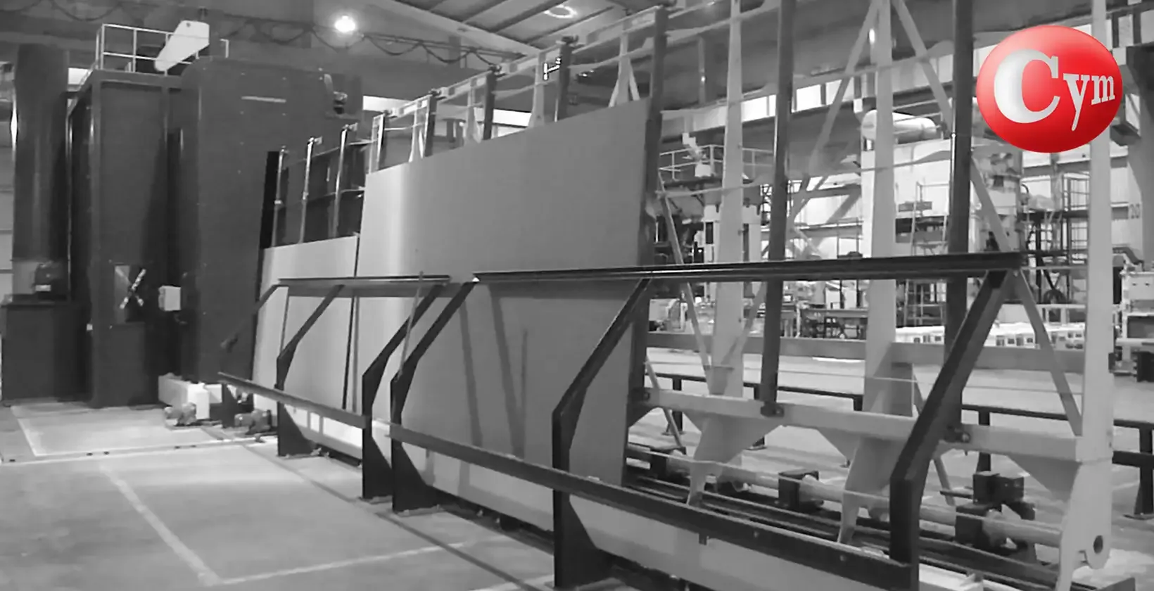 Sistema de transición de chapas de posición horizontal a vertical en granalladora CYM – la chapa pasa de acostada a parada antes de ingresar a la cabina de granallado