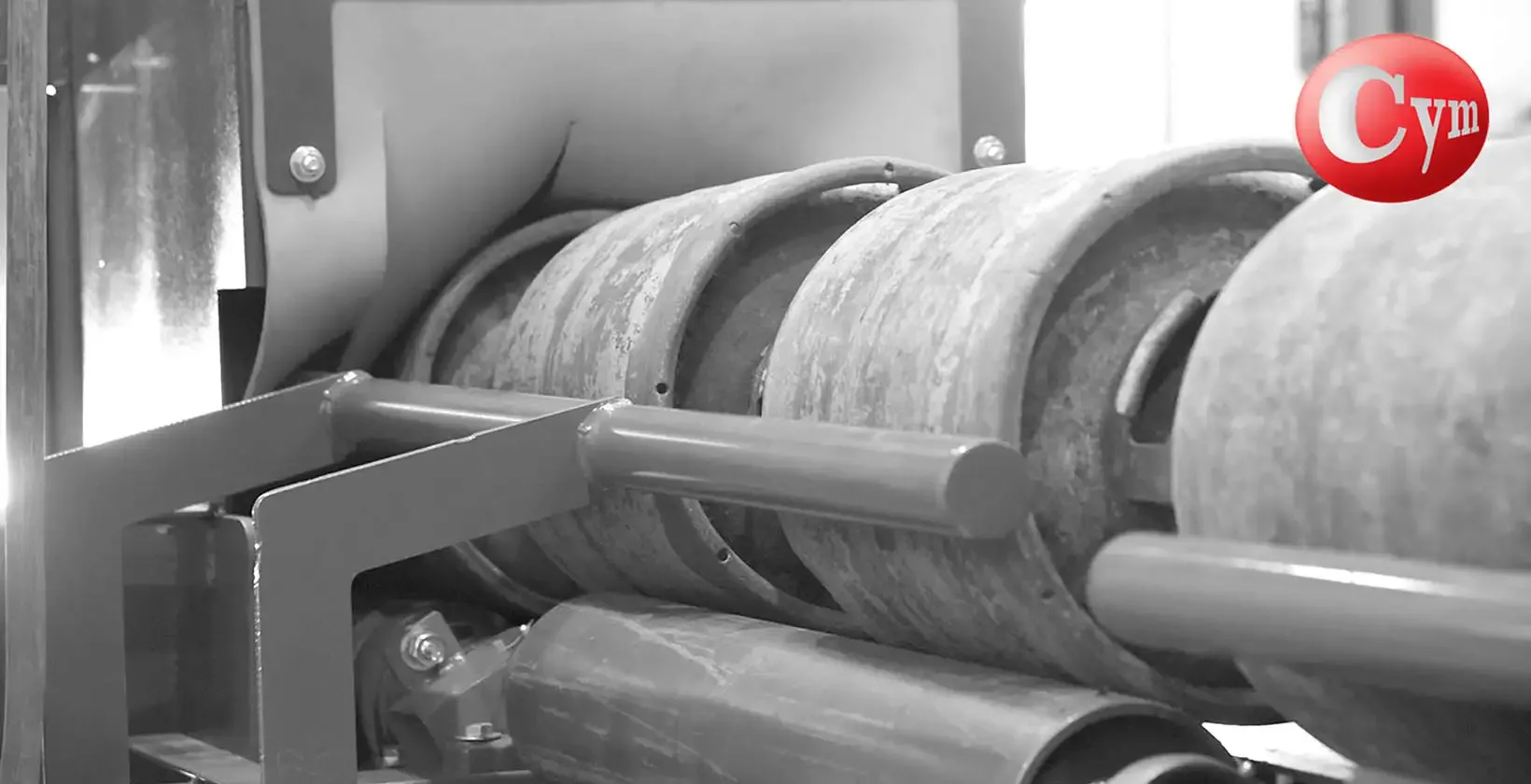 CYM GAR blast machine – chain conveyor dosing LPG cylinders with 200 mm spacing for complete head and base coverage