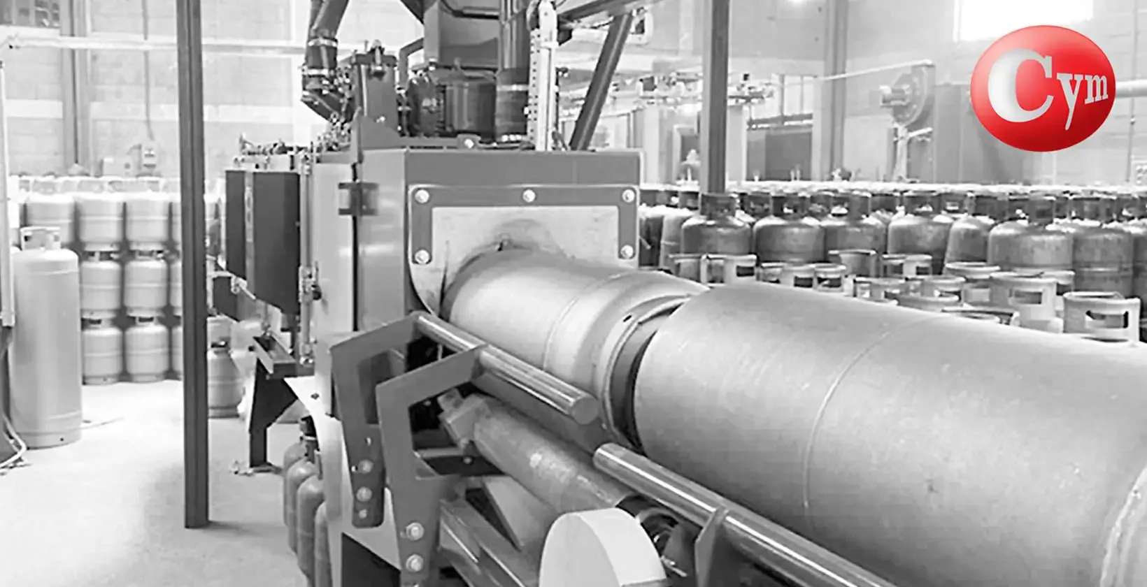 CYM GAR 150-RI LPG cylinder blast machine – entry of 45 kg LPG cylinders into the machine · NIVI S.A., Guatemala