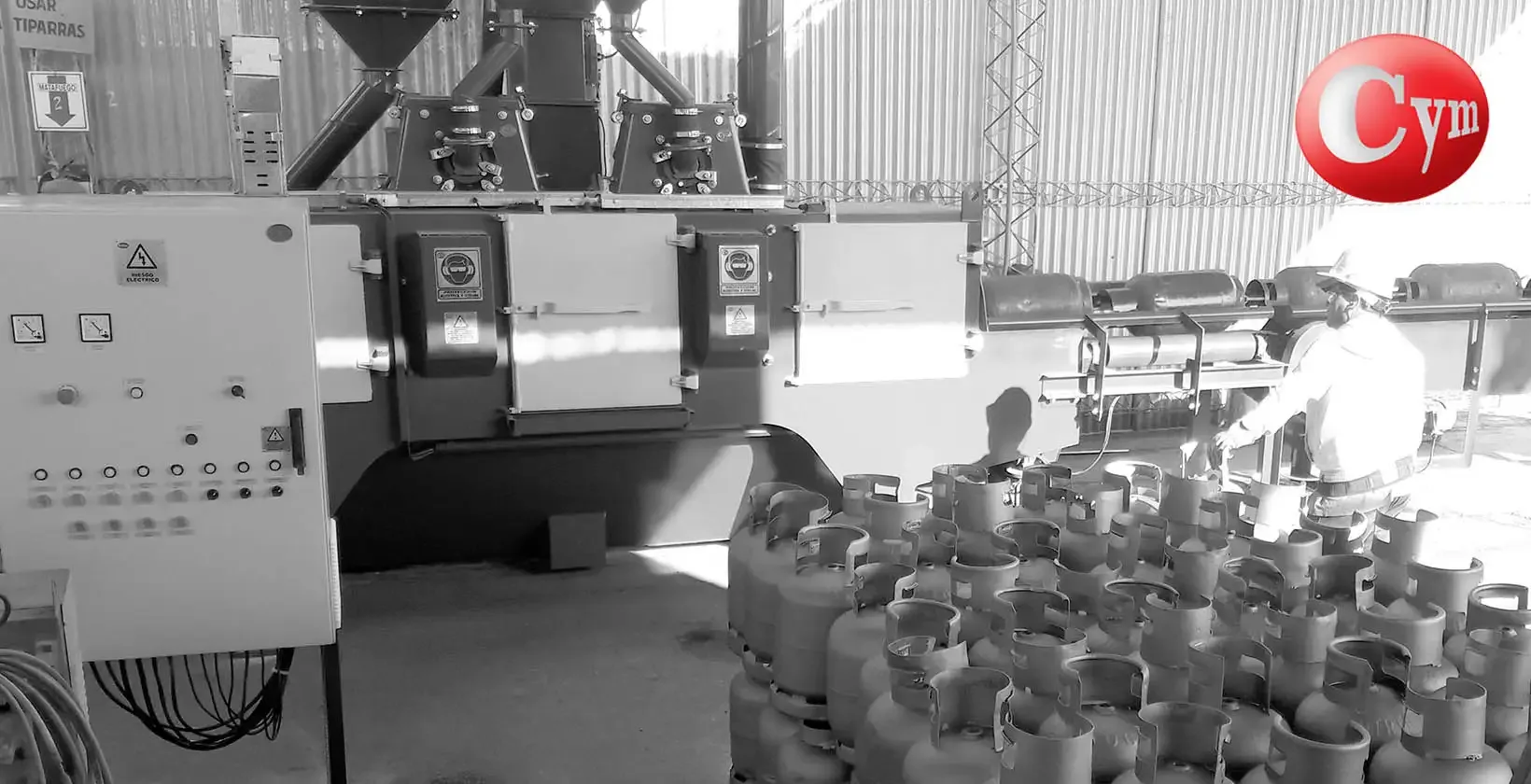 Granalladora GAR 200-RI CYM – panel de comando y lote de cilindros GLP 15 kg en espera · Las Varillas Gas, Argentina