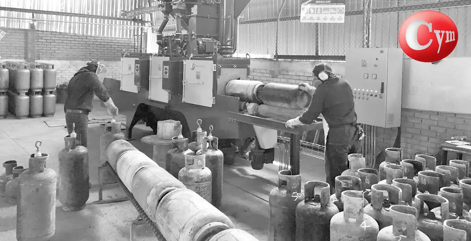 CYM GAR 200-RI blast machine – recertification of used oxidized LPG cylinders, two operators in operation · CIMSA, Colombia
