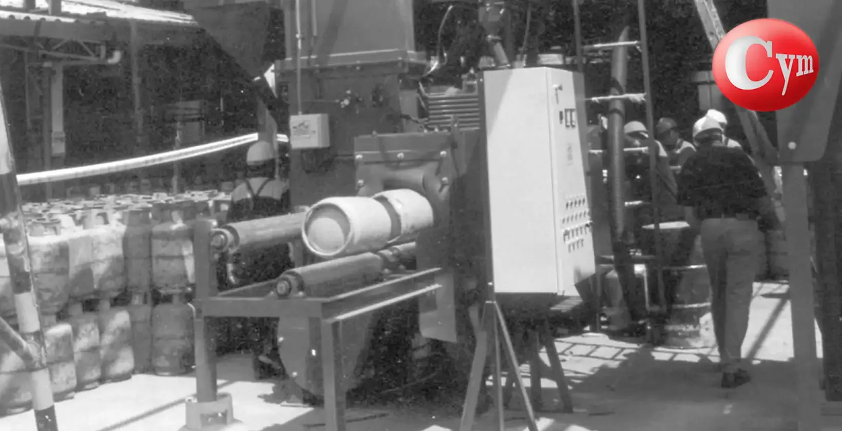 CYM GAR 300-RI blast machine – manual loading of LPG cylinders 10–45 kg on short roller conveyor · Duragas Abastible, Ecuador