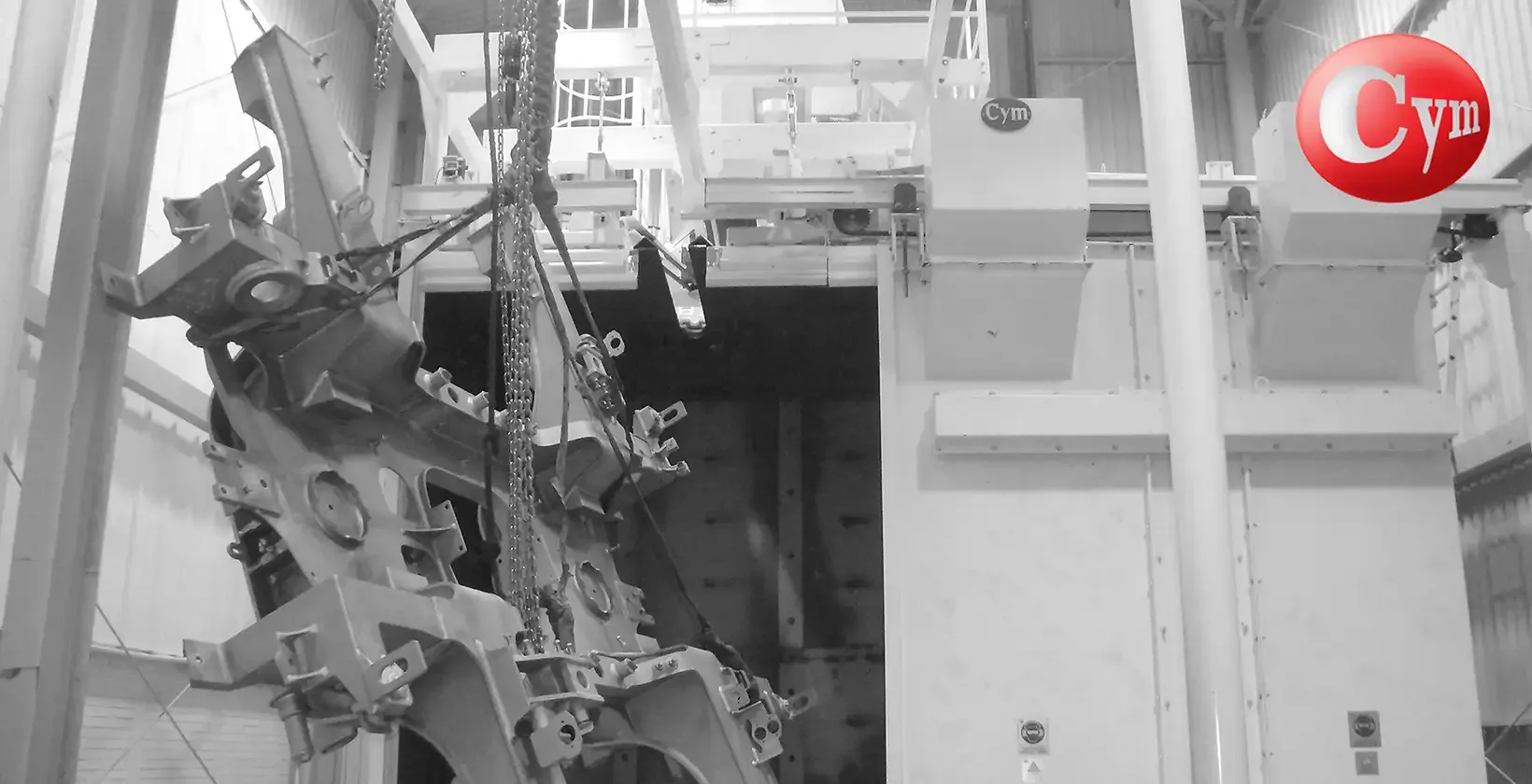 Granalladora de gancho batch CYM – Ø2.500×3.500 mm, 2 toneladas de carga – bogie ferroviario previo al ingreso al equipo, 5 turbinas de 15 HP