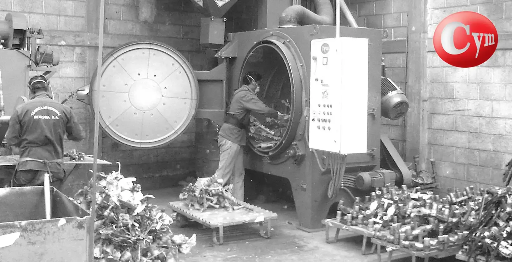 LT-TAM-1TR 30HP CYM en producción — carga montantes fundición — carros con piezas — Técnica Artesanal Mexicana