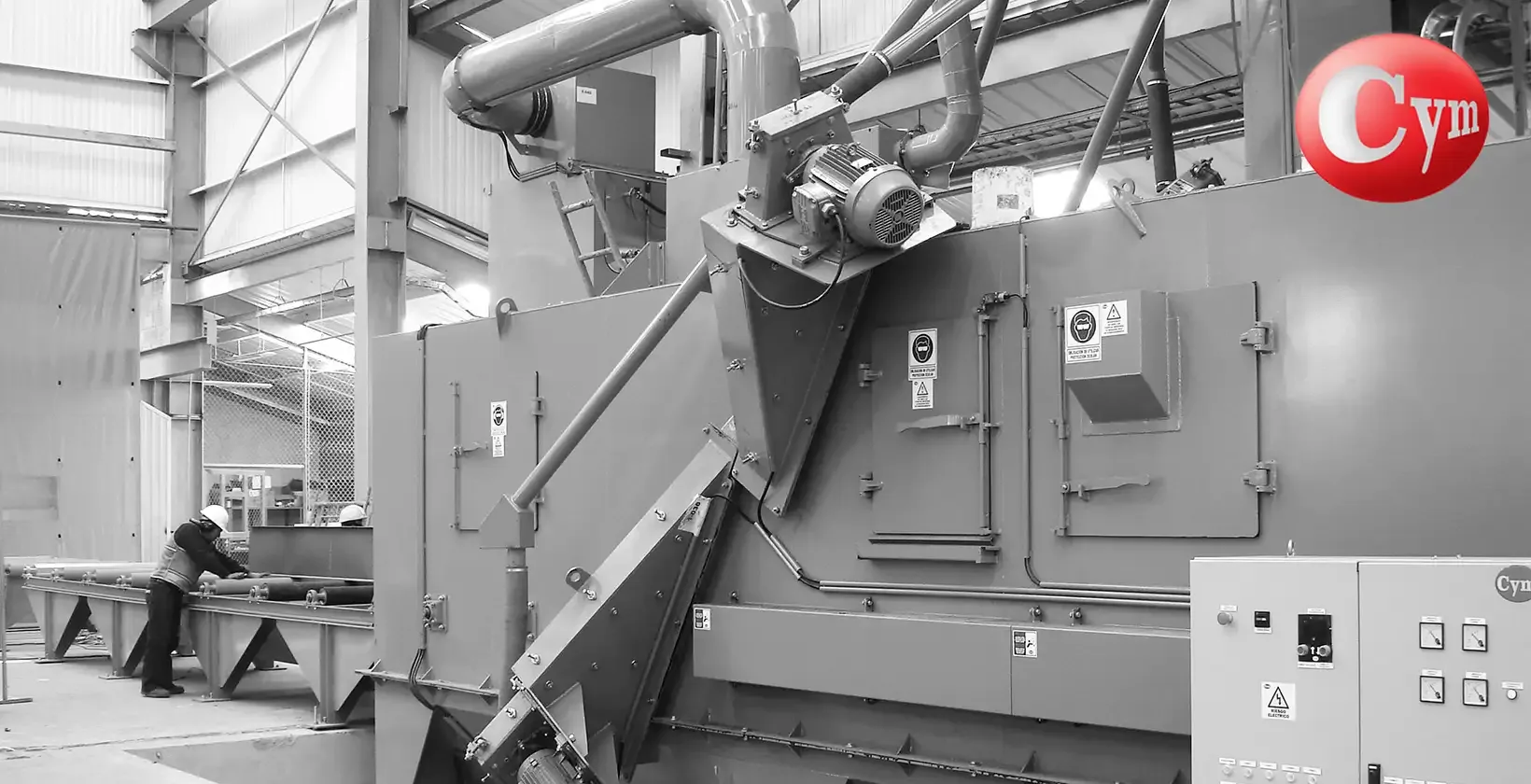 CYM PER-I 13x14 – 51" × 55" (1,300 × 1,400 mm) – lateral view of blast cabinet with angled blast wheels for simply shaped welded structures – Esacero, Ecuador