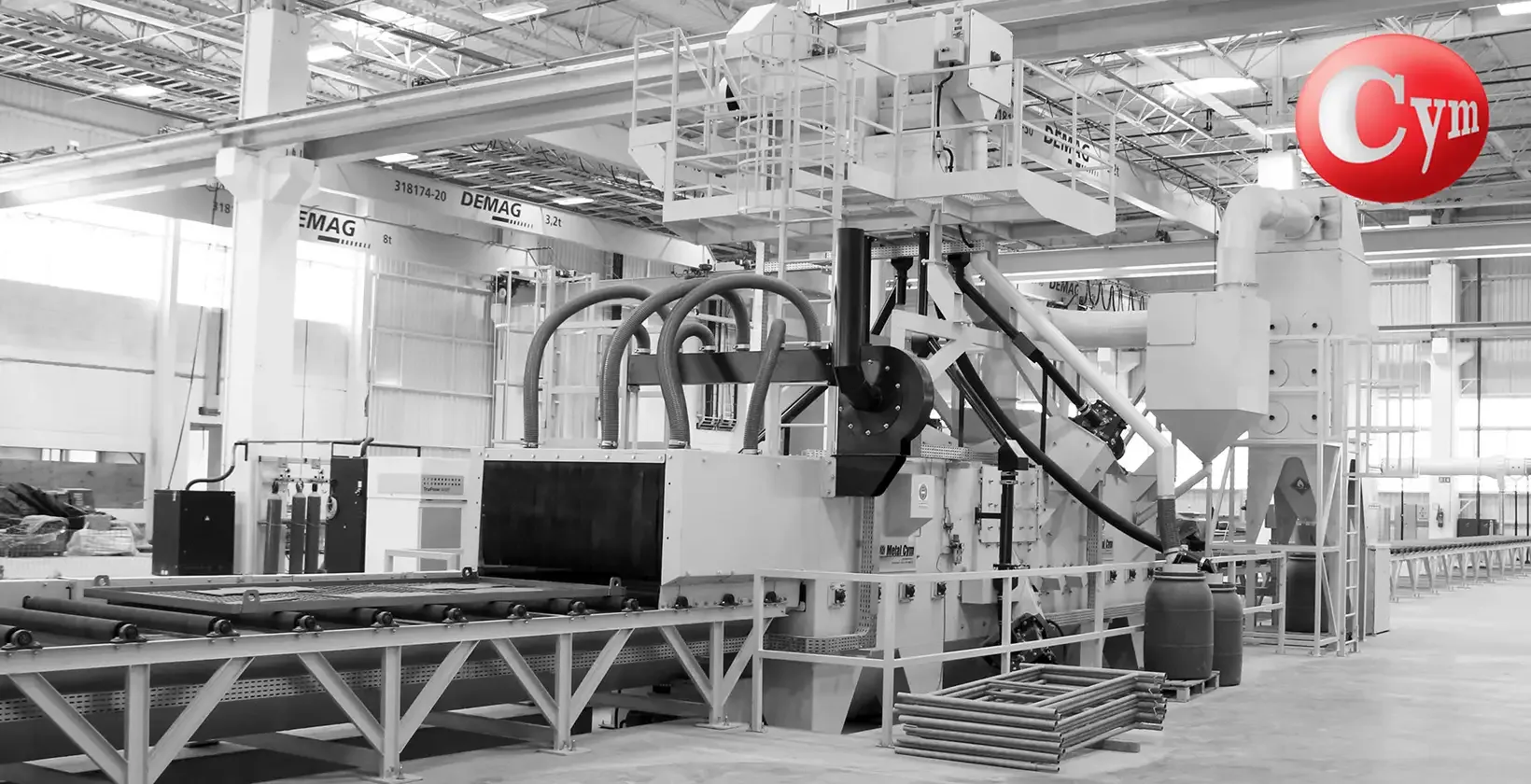 Granalladora CYM PER-I 16x10 con turbinas inclinadas (sección 1.600×1.000 mm) integrada en línea de producción de maquinaria agrícola – Brasil