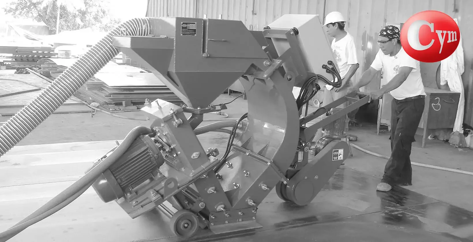Granalladora portátil de piso CYM Materiales 30 HP sobre planchas de acero en campo, construcción naval petróleo gas
