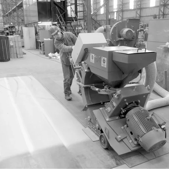 Granallado de chapa con equipo portátil de turbina