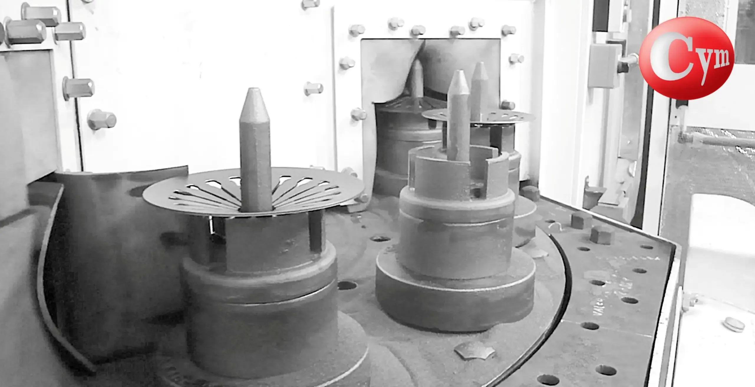 Granalladora SAT12-1TR50HP de CYM Materiales — zona exterior con 3 de 12 satélites accesibles para robots KUKA