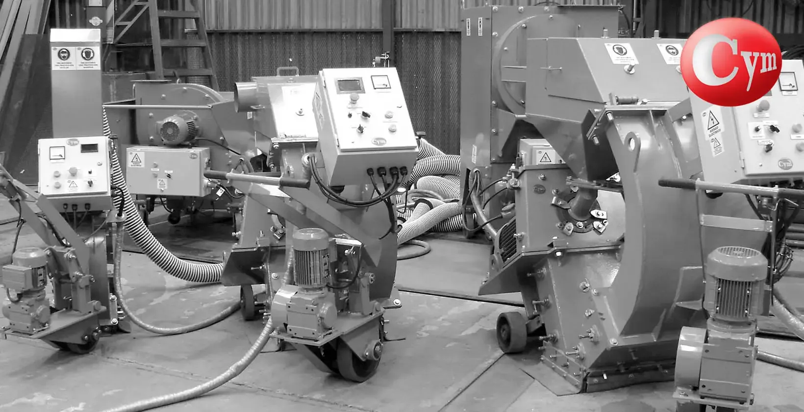 Tres modelos de granalladora portátil de piso CYM Materiales en planta antes despacho, turbinas 7,5 HP 25 HP 30 HP