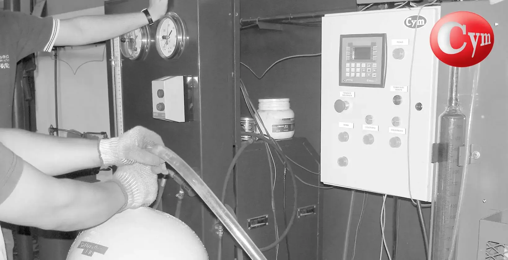 Operario conectando cilindro GNC GNV CNG equipo prueba hidráulica CYM Materiales PLC bureta expansión volumétrica