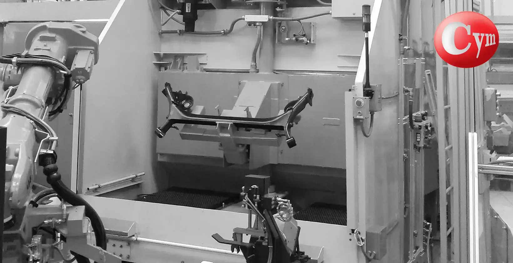 Shot peening robot ABB CYM puerta giratoria soporte eje trasero — sujetador carga descarga · Gestamp Baires, Argentina