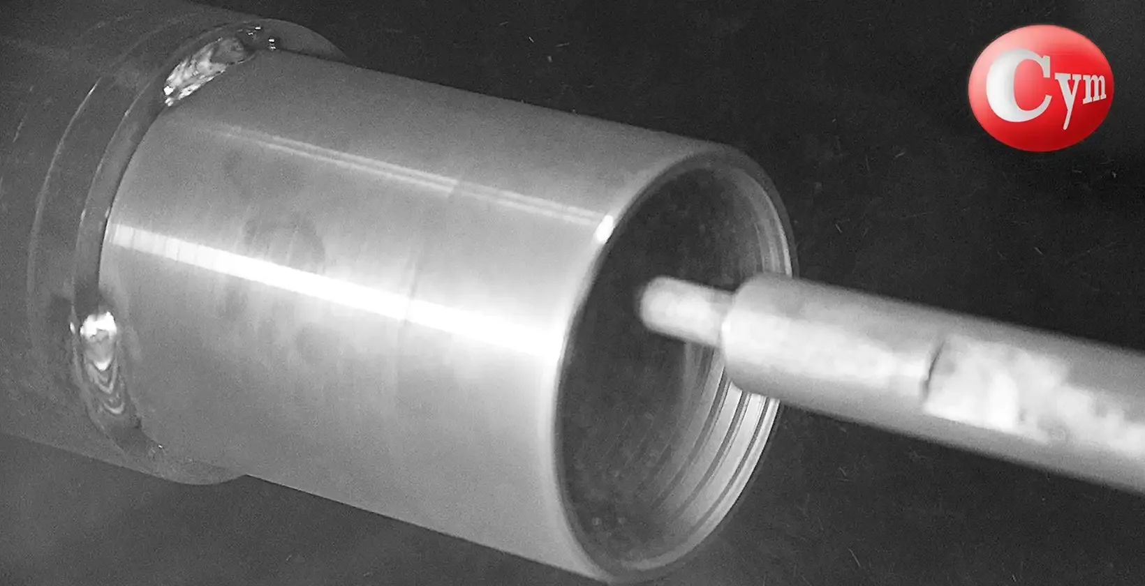 Shot peening de rosca interna de tubo de perforación — boquilla CYM ingresando al interior — proceso en curso — CYM