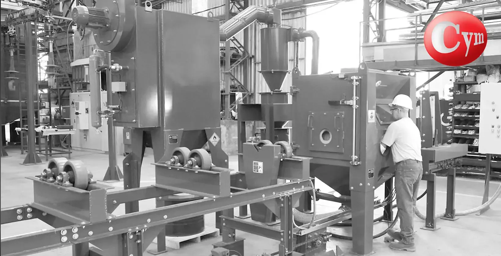 Prueba FAT equipo CYM shot peening roscas de tubos — operario cargando tubo en transportador — PyP SRL — CYM Materiales