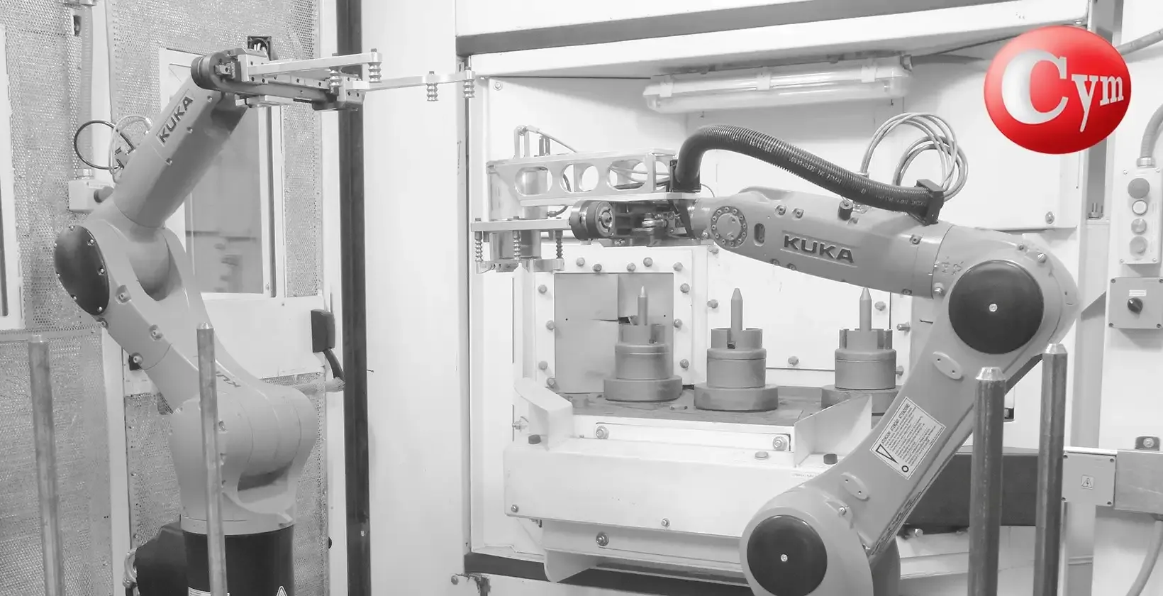Operación simultánea de 2 robots KUKA en granalladora SAT12-1TR50HP de CYM Materiales: carga y descarga sin tiempos muertos