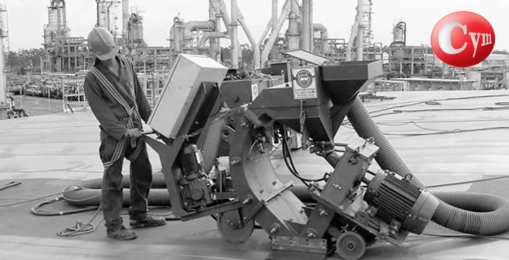 Granalladora portátil de piso CYM Materiales en techo tanque refinería petróleo, operario arnés turbina 20 HP cubierta acero