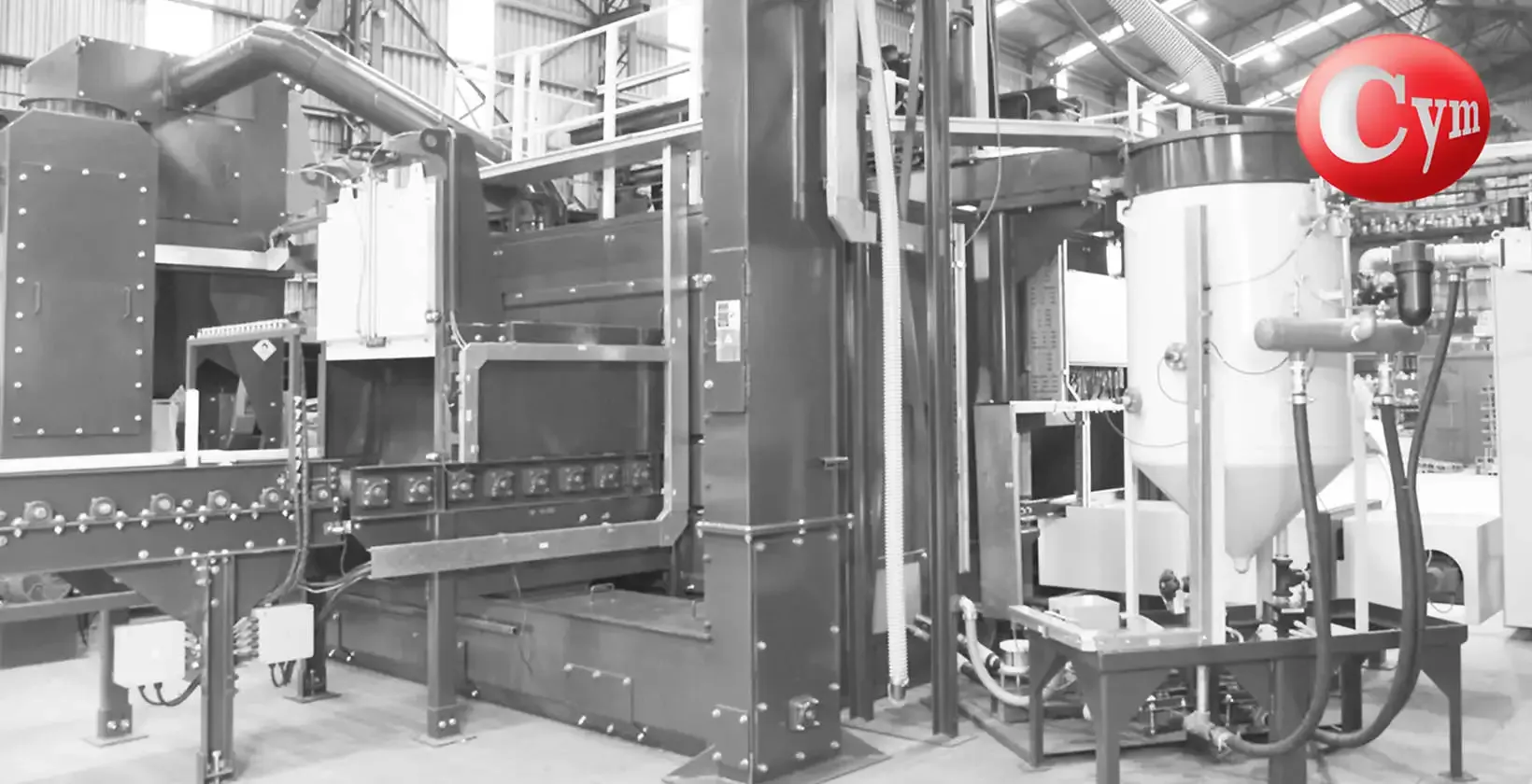 Tolva granallado CYM CY500 500 litros integrada en equipo automático de gran porte — vista general instalación industrial