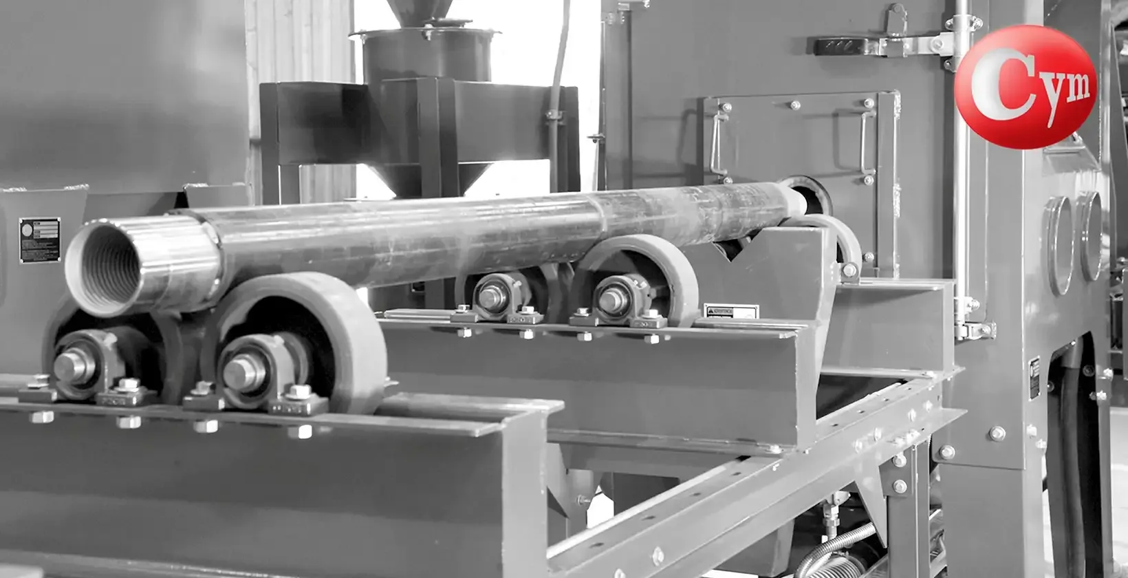 Transportador de rodillos con tubo de perforación cargado — equipo CYM shot peening roscas — PyP SRL — CYM Materiales
