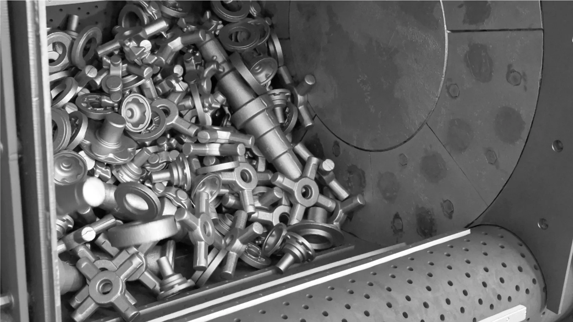 LT 600 tumble belt shot blast machine with two 30 HP blast wheels for castings